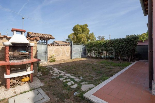 casa indipendente in vendita a Roma in zona Ostia Antica