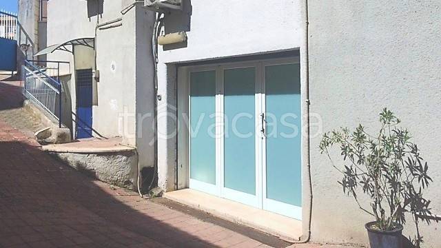 locale commerciale in vendita a Roma in zona Appio Latino