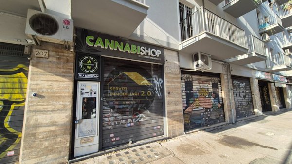 locale commerciale in vendita a Roma in zona Tuscolano