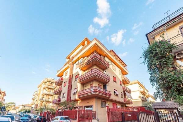 appartamento in vendita a Roma in zona Torre Angela