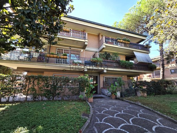 appartamento in vendita a Roma in zona Appio Pignatelli