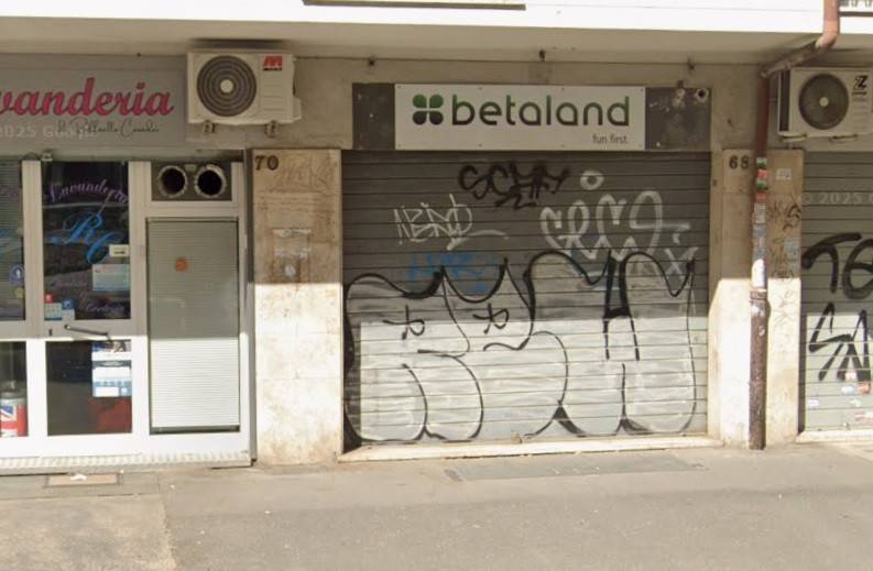 negozio in vendita a Roma in zona Cinecittà