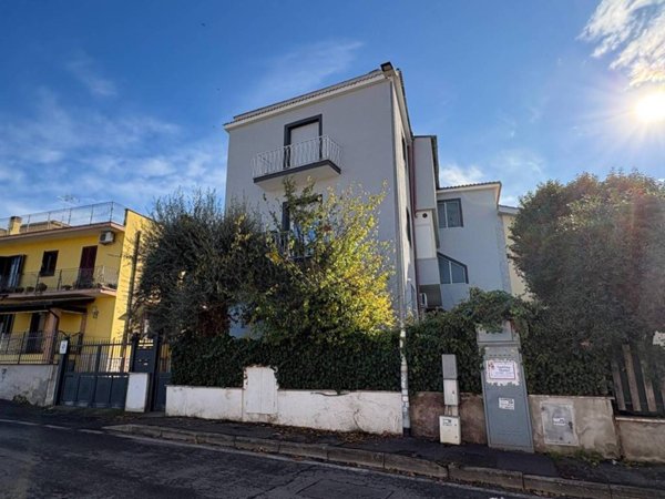 appartamento in vendita a Roma in zona Finocchio