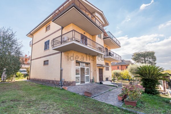 appartamento in vendita a Roma in zona Case Rosse