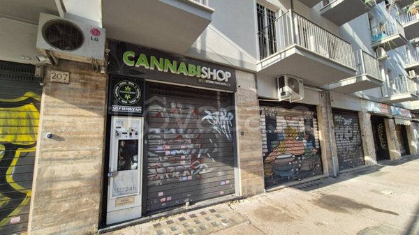 negozio in vendita a Roma in zona Cinecittà