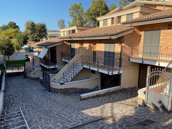 casa indipendente in vendita a Roma in zona Selva Candida
