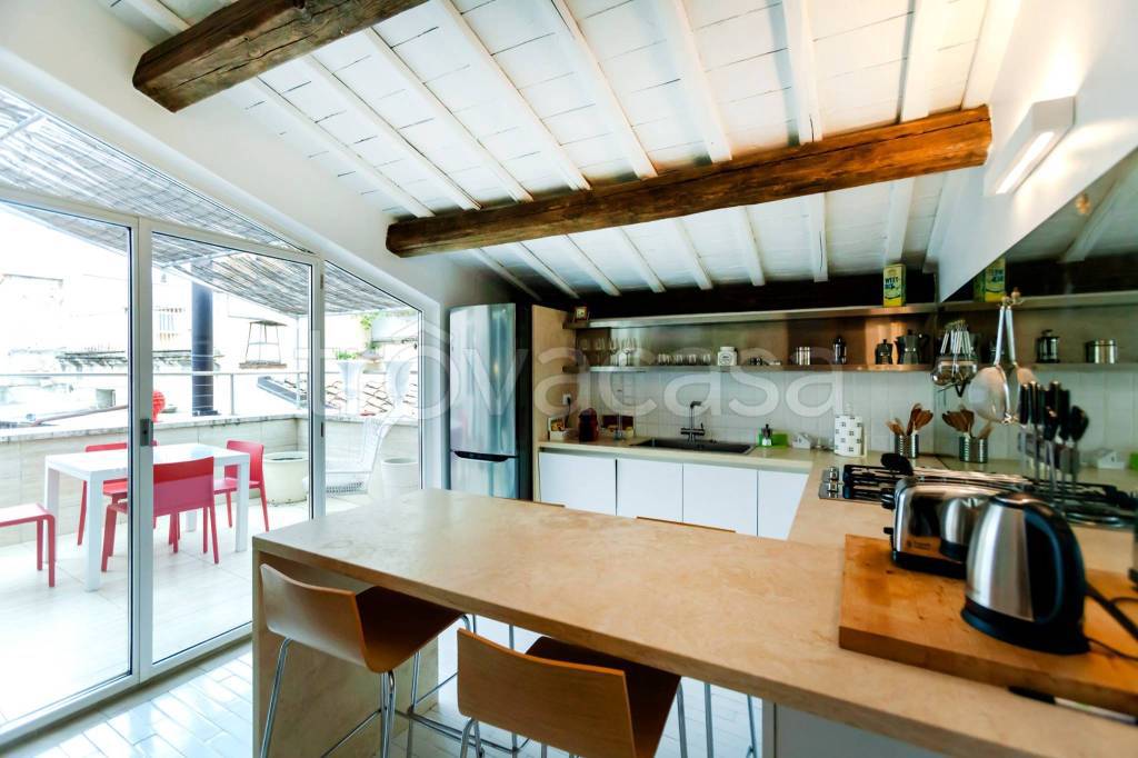 appartamento in vendita a Roma in zona Pigna - Sant'Angelo