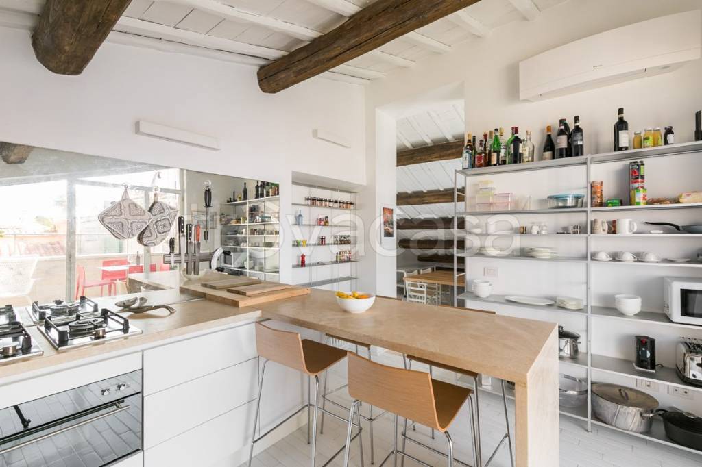 appartamento in vendita a Roma in zona Pigna - Sant'Angelo