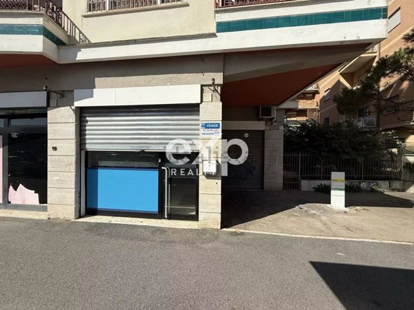 locale commerciale in vendita a Roma in zona Ostia