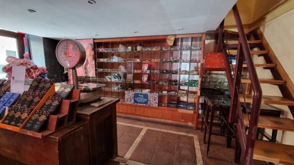 locale commerciale in vendita a Roma in zona Ostiense