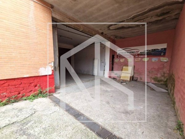 locale commerciale in vendita a Roma in zona Borghesiana