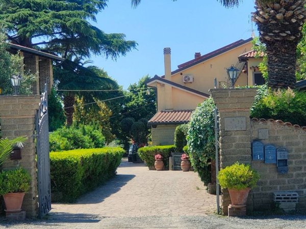 casa indipendente in vendita a Roma in zona Finocchio