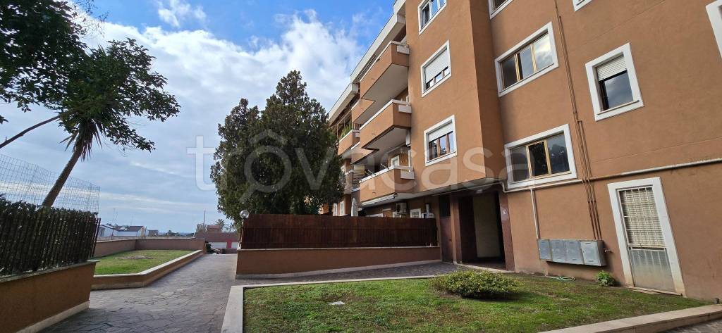 appartamento in vendita a Roma in zona Axa