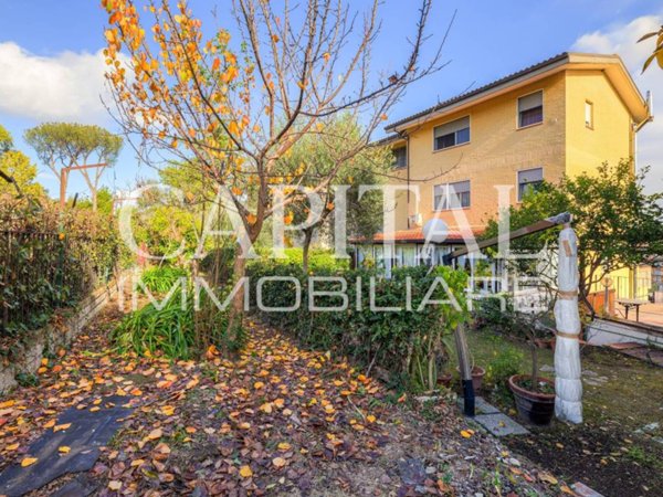 appartamento in vendita a Roma in zona Pantan Monastero
