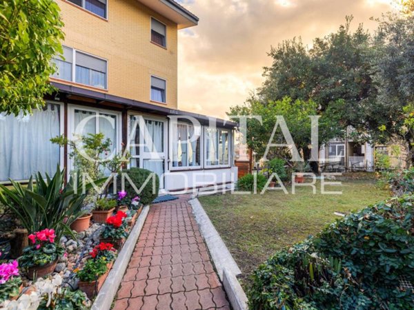 appartamento in vendita a Roma in zona Pantan Monastero