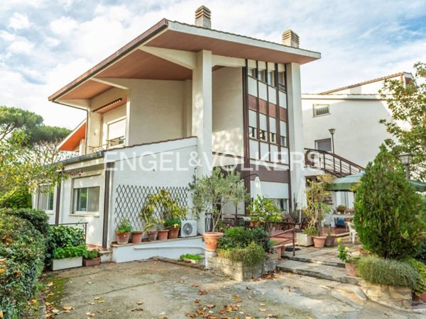 casa indipendente in vendita a Roma in zona Casal Palocco