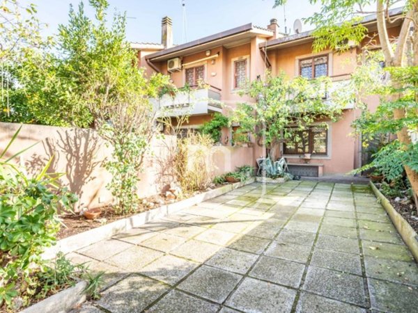 casa indipendente in vendita a Roma in zona Osteria del Curato