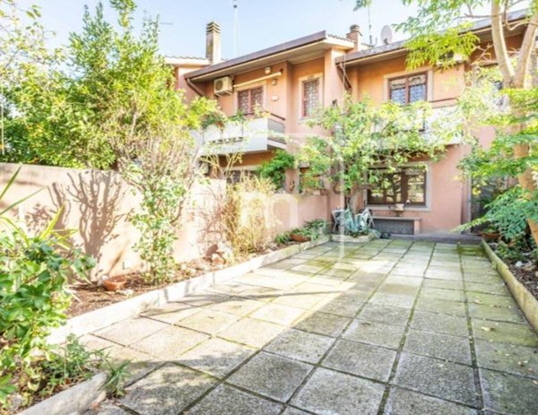 casa indipendente in vendita a Roma in zona Osteria del Curato