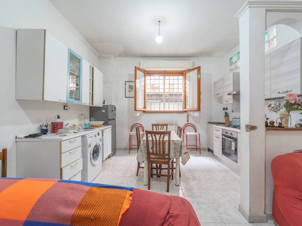 appartamento in vendita a Roma in zona Ostiense