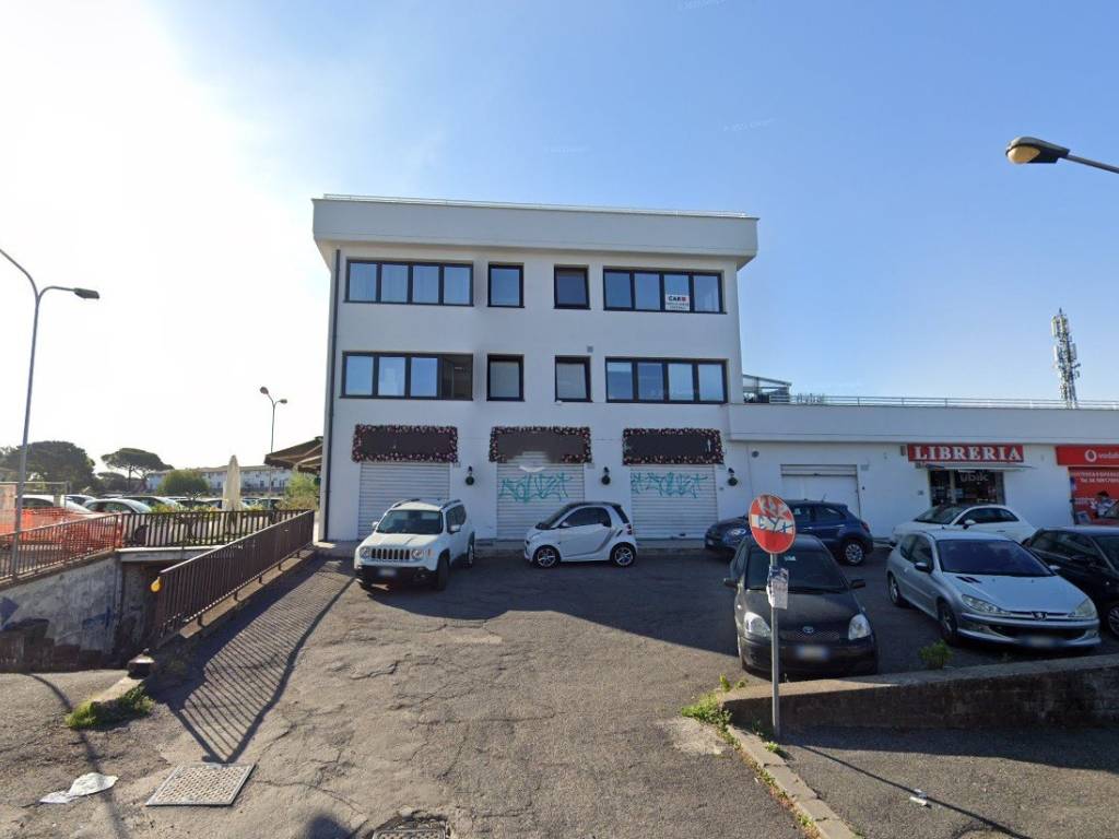 locale commerciale in vendita a Roma in zona Axa