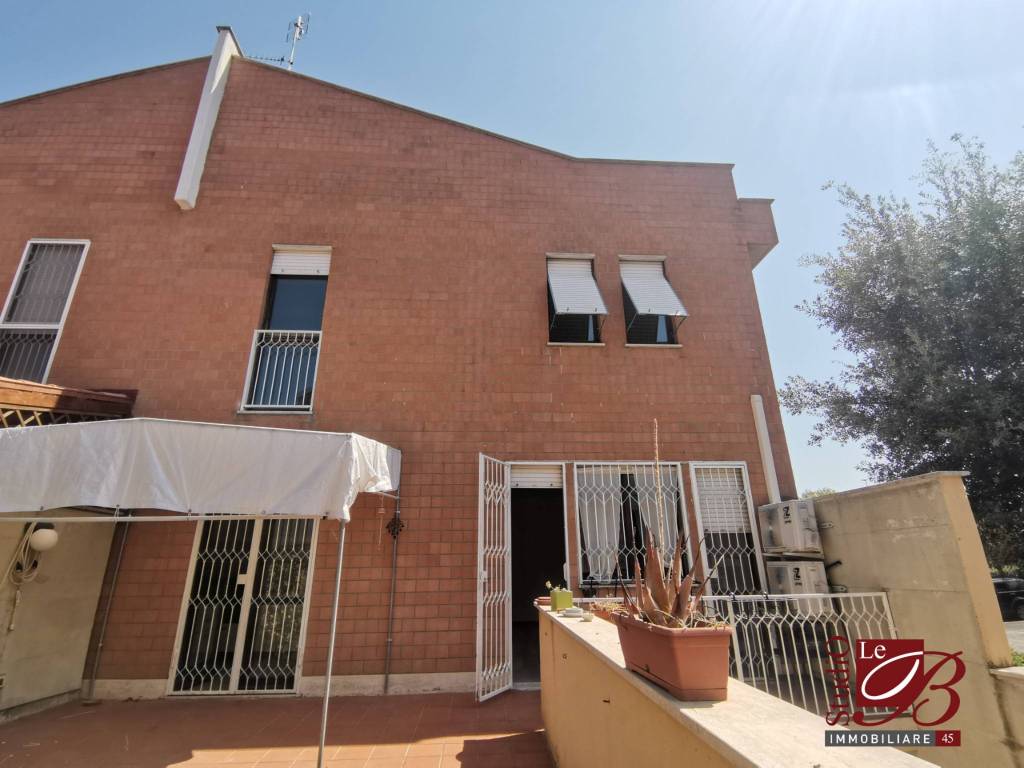 casa indipendente in vendita a Roma in zona Acilia