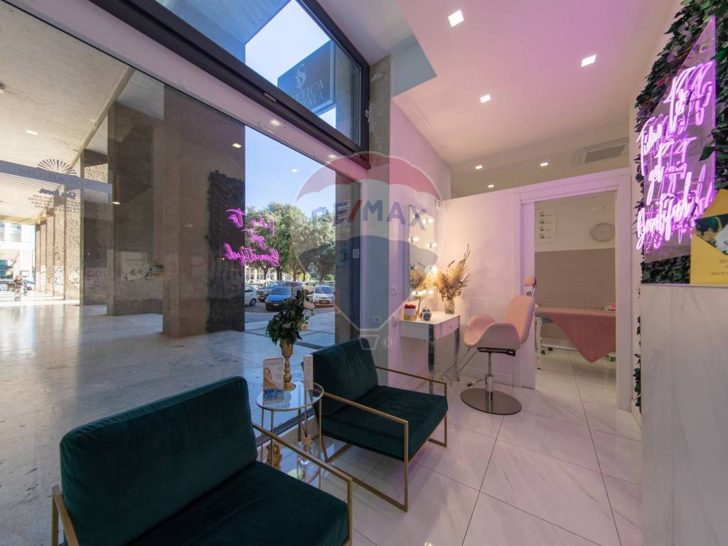 negozio in vendita a Roma in zona Cinecittà