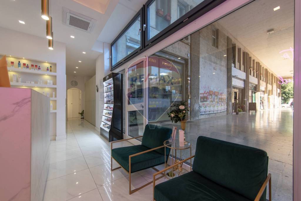 negozio in vendita a Roma in zona Cinecittà