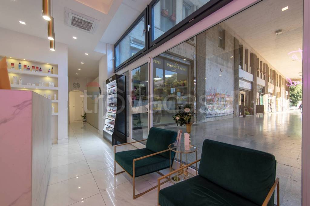 negozio in vendita a Roma in zona Cinecittà