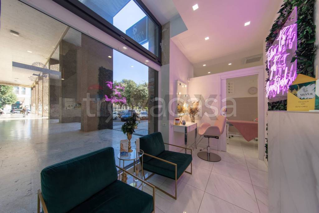 negozio in vendita a Roma in zona Cinecittà