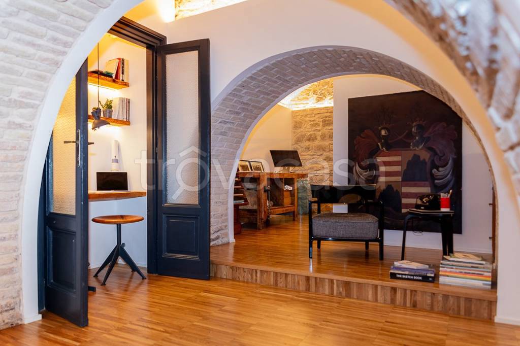 locale commerciale in vendita a Roma in zona Rione Prati