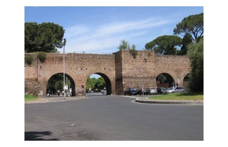 appartamento in vendita a Roma in zona Ostiense