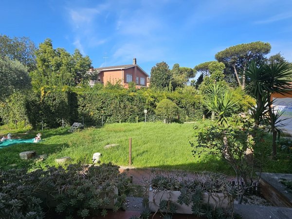 casa indipendente in vendita a Roma in zona Casal Palocco