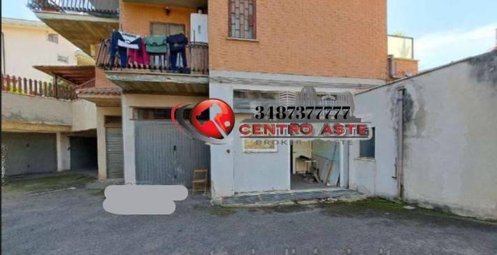 locale commerciale in vendita a Roma in zona Finocchio