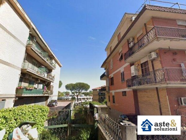 negozio in vendita a Roma in zona Torre Angela