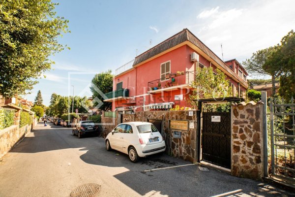 appartamento in vendita a Roma in zona Appio Pignatelli