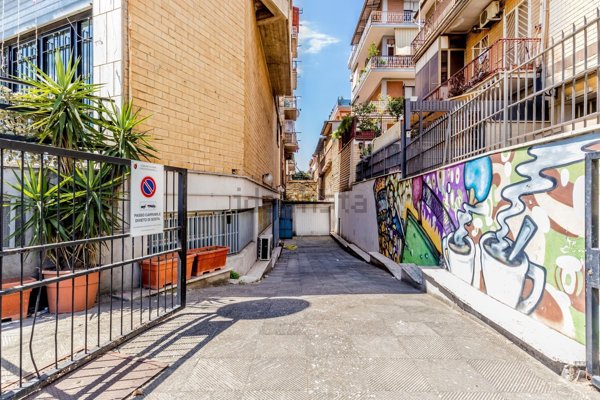 locale commerciale in vendita a Roma in zona Torre Angela