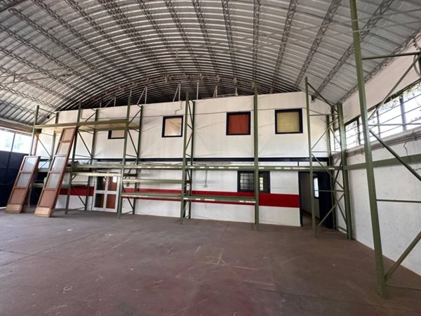 locale commerciale in vendita a Roma in zona Romanina