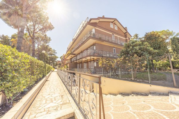 appartamento in vendita a Roma in zona Appio Pignatelli