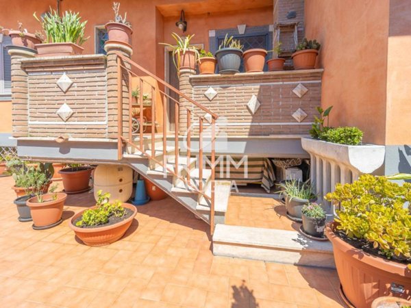 casa indipendente in vendita a Roma in zona Giardini di Corcolle