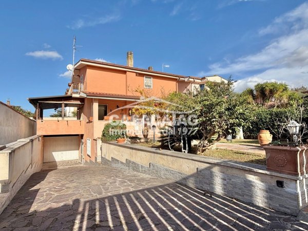 casa indipendente in vendita a Roma in zona Casal Palocco