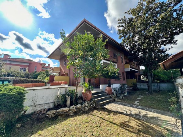 casa indipendente in vendita a Roma in zona Axa