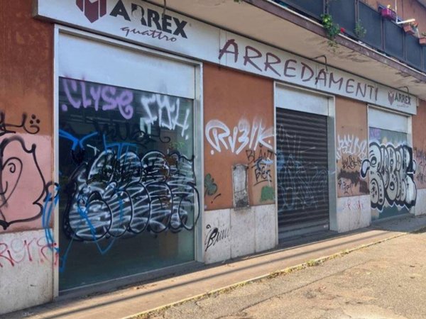 negozio in vendita a Roma in zona Cinecittà