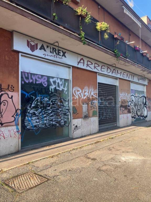 negozio in vendita a Roma in zona Cinecittà