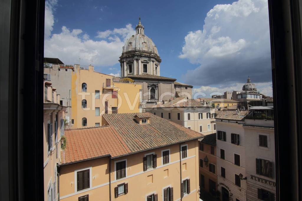 appartamento in vendita a Roma in zona Rione Regola