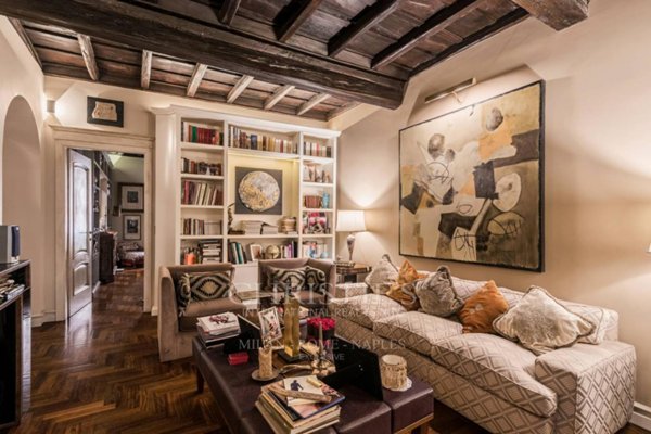 appartamento in vendita a Roma in zona Trevi-Colonna