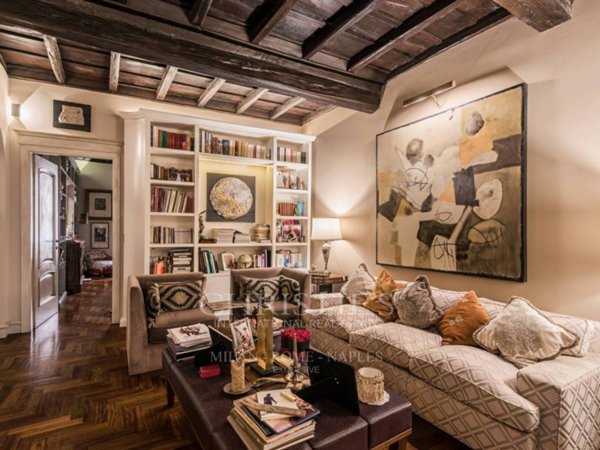 appartamento in vendita a Roma in zona Trevi-Colonna