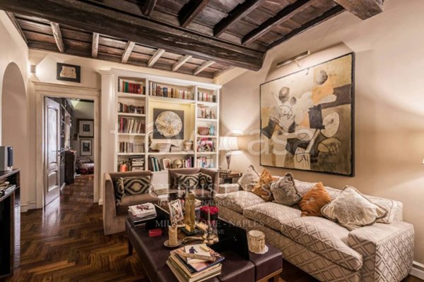 appartamento in vendita a Roma in zona Trevi-Colonna