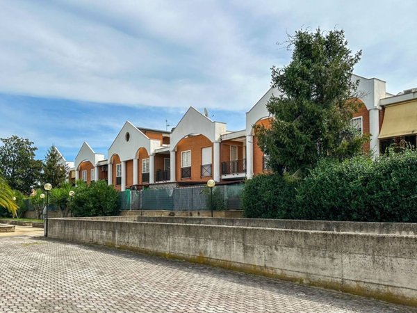 appartamento in vendita a Roma in zona Lunghezza