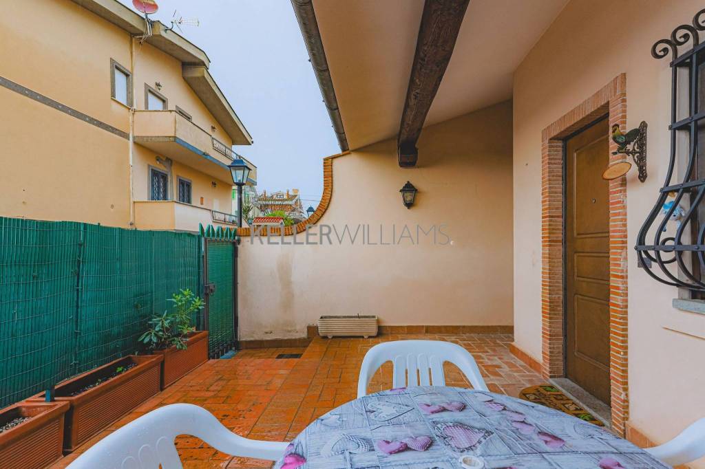 casa indipendente in vendita a Roma in zona Valle Santa