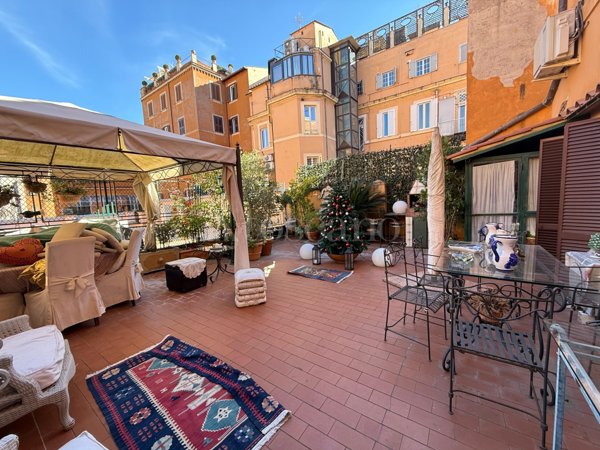 appartamento in vendita a Roma in zona Trevi-Colonna